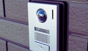 Interphone à l'entrée d'une maison