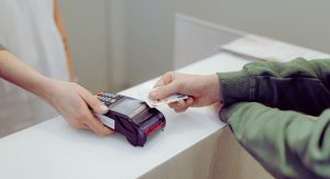 Une personne qui paie avec sa carte bleue