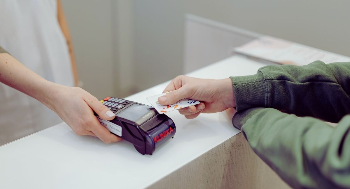 Une personne qui paie avec sa carte bleue
