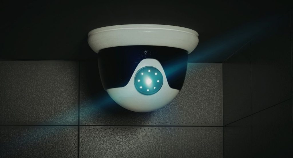 Camera de videosurveillance moderne installee sur un mur d'exterieur