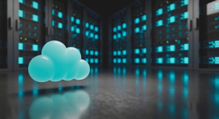 Symbole cloud bleu brillant flottant au milieu d'une salle de serveurs futuriste