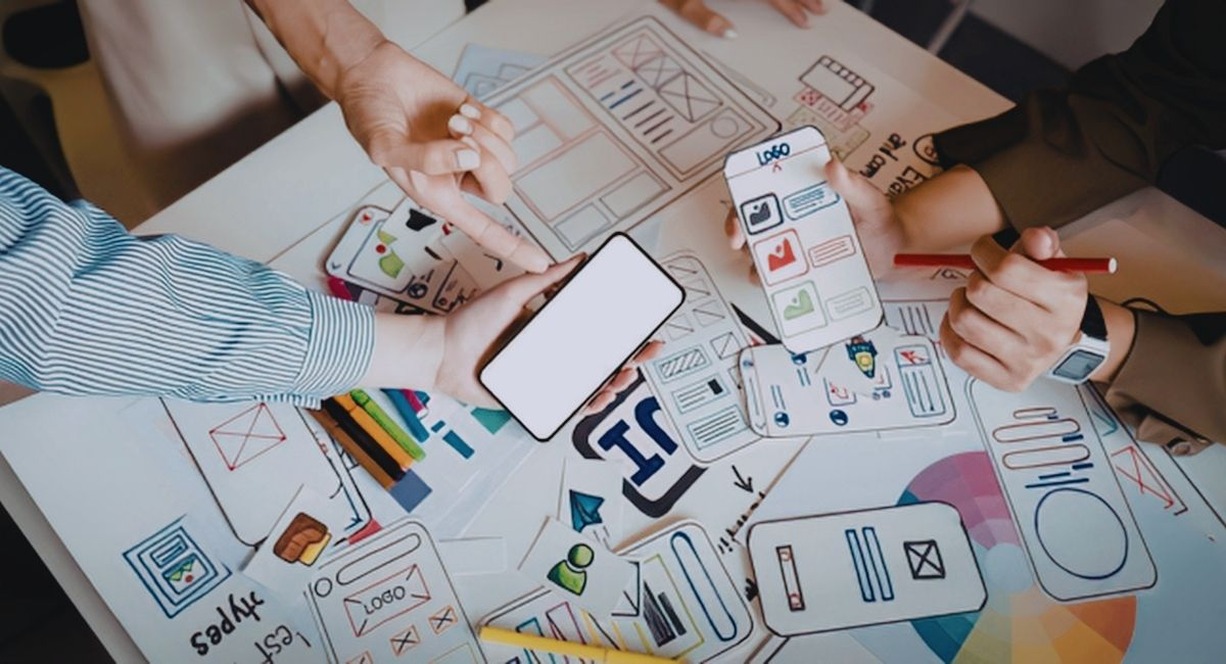 Equipe de designers collaborant autour d'un projet de creation d'application mobile