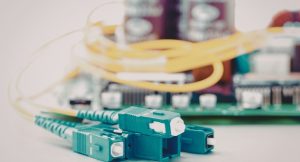 Connecteurs de fibre optique branches sur un equipement reseau pour internet haut debit