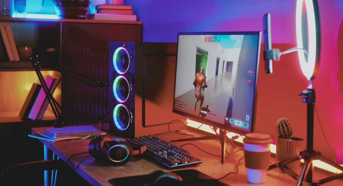 Adolescent jouant a un jeu video sur un setup gaming moderne avec eclairage