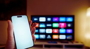 Salon moderne equipe d une smart TV et d un smartphone pour le streaming de films et series