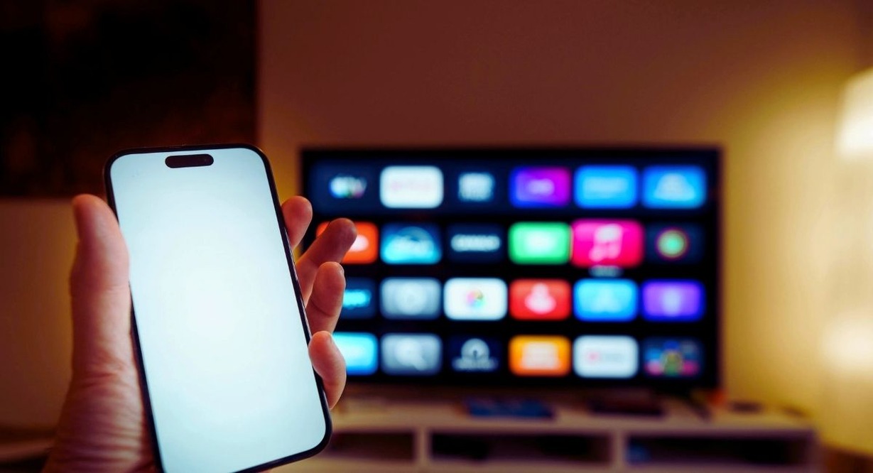 Salon moderne equipe d une smart TV et d un smartphone pour le streaming de films et series