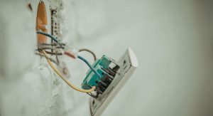 Interrupteur mural ouvert montrant les fils electriques dans la boite d encastrement