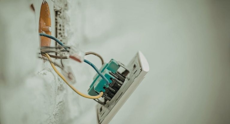 Interrupteur mural ouvert montrant les fils electriques dans la boite d encastrement