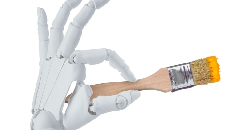 Main robotique tenant un pinceau sur fond blanc representant la creation artistique par intelligence artificielle
