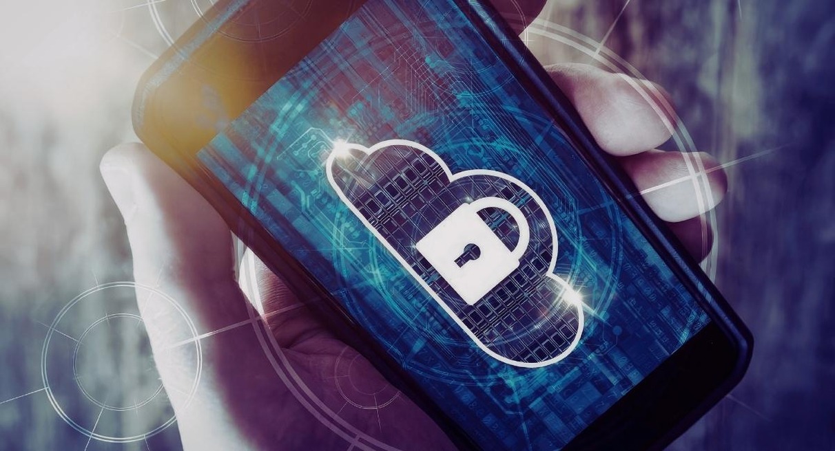 Main tenant un smartphone dont l ecran affiche un cadenas symbolisant le verrouillage de l appareil