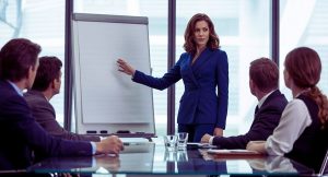 Femme cadre dirigeant une presentation devant son equipe en salle de reunion