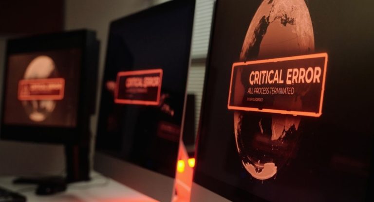 Plusieurs moniteurs affichant un message d erreur critique sur fond rouge