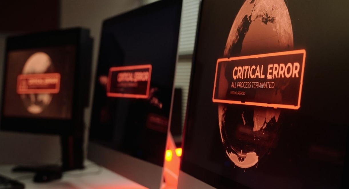 Plusieurs moniteurs affichant un message d erreur critique sur fond rouge