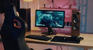 Bureau gaming avec ordinateur affichant un decor sci-fi futuriste sur l'ecran
