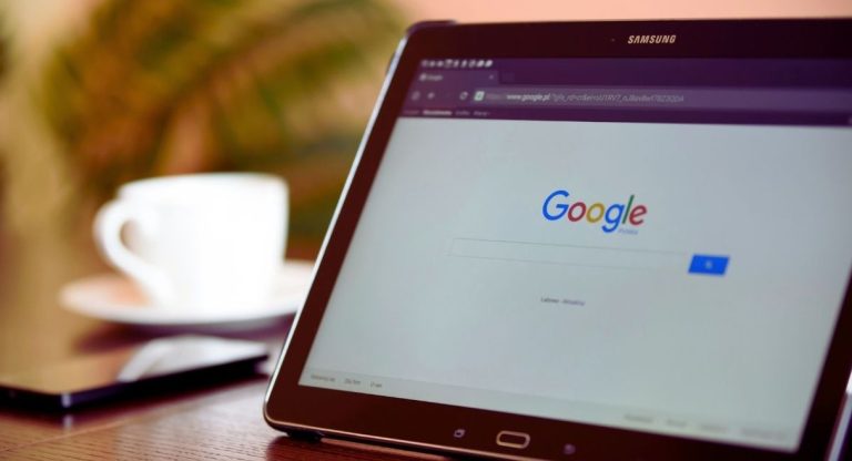 Tablette posee sur un bureau affichant la page de recherche Google