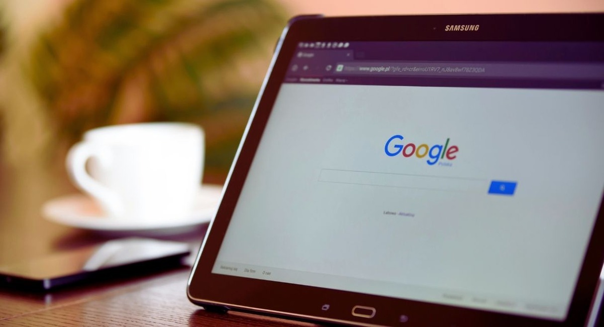 Tablette posee sur un bureau affichant la page de recherche Google