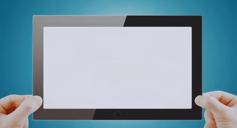 Personne tenant une tablette tactile a l'ecran vide entre ses mains