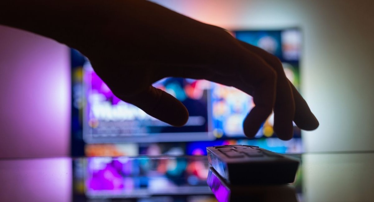 Television diffusant un service de streaming avec une telecommande posee a cote