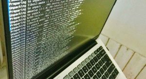 Ecran d'ordinateur portable affichant un terminal avec des lignes de commande