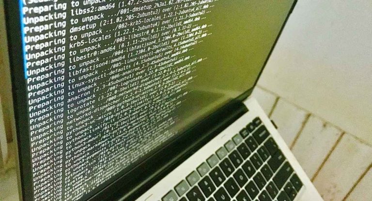 Ecran d'ordinateur portable affichant un terminal avec des lignes de commande
