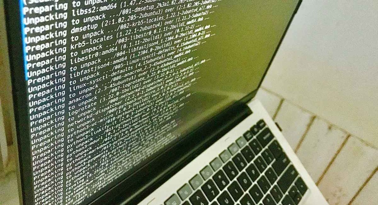 Ecran d'ordinateur portable affichant un terminal avec des lignes de commande