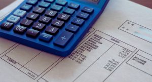 Calculatrice bleue posee sur un bulletin de salaire