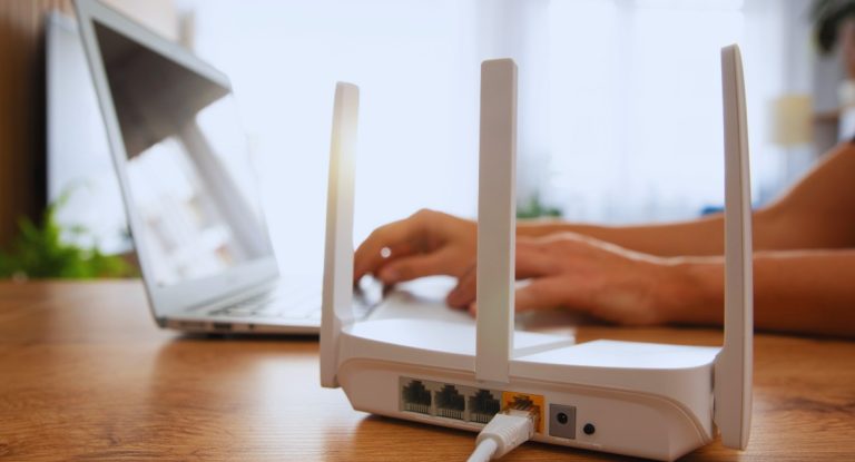 Routeur wifi avec antennes pres d un ordinateur portable